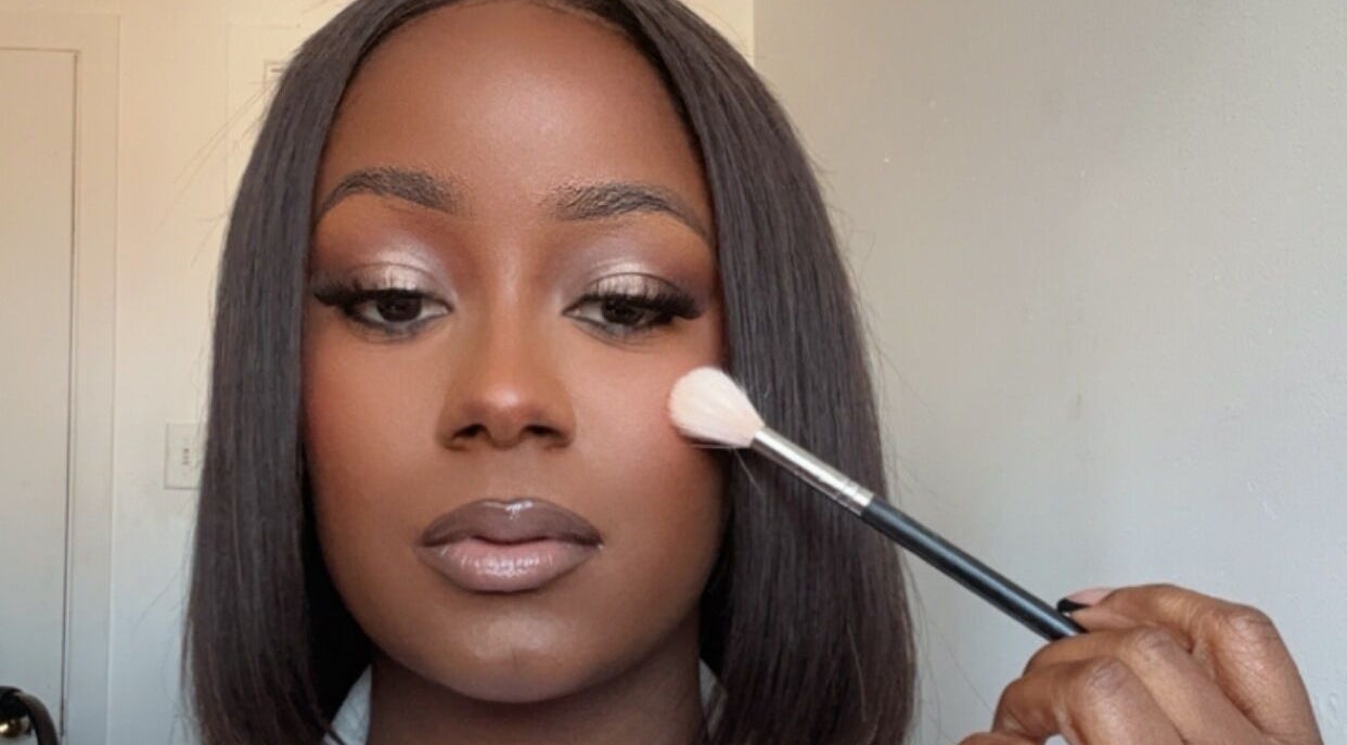 Maquillage élégant au pinceau à The Alexe Glow, Montréal, Québec, CA pour un teint rayonnant.