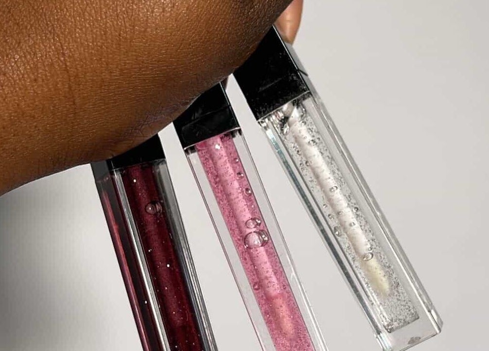 Gloss tendance disponible chez The Alexe Glow à Montréal, Québec, CA, parfait pour toutes occasions.