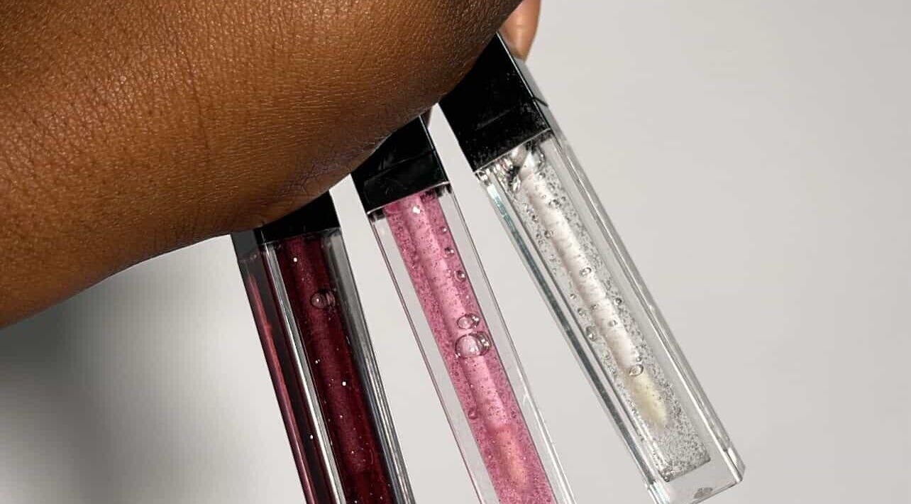 Gloss tendance disponible chez The Alexe Glow à Montréal, Québec, CA, parfait pour toutes occasions.