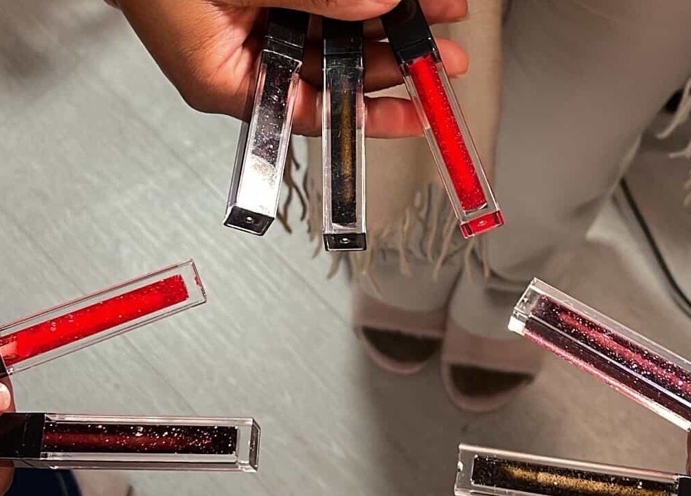 Collection de brillants à lèvres à The Alexe Glow, Montréal, Québec, CA. Éclats de couleurs vibrantes.