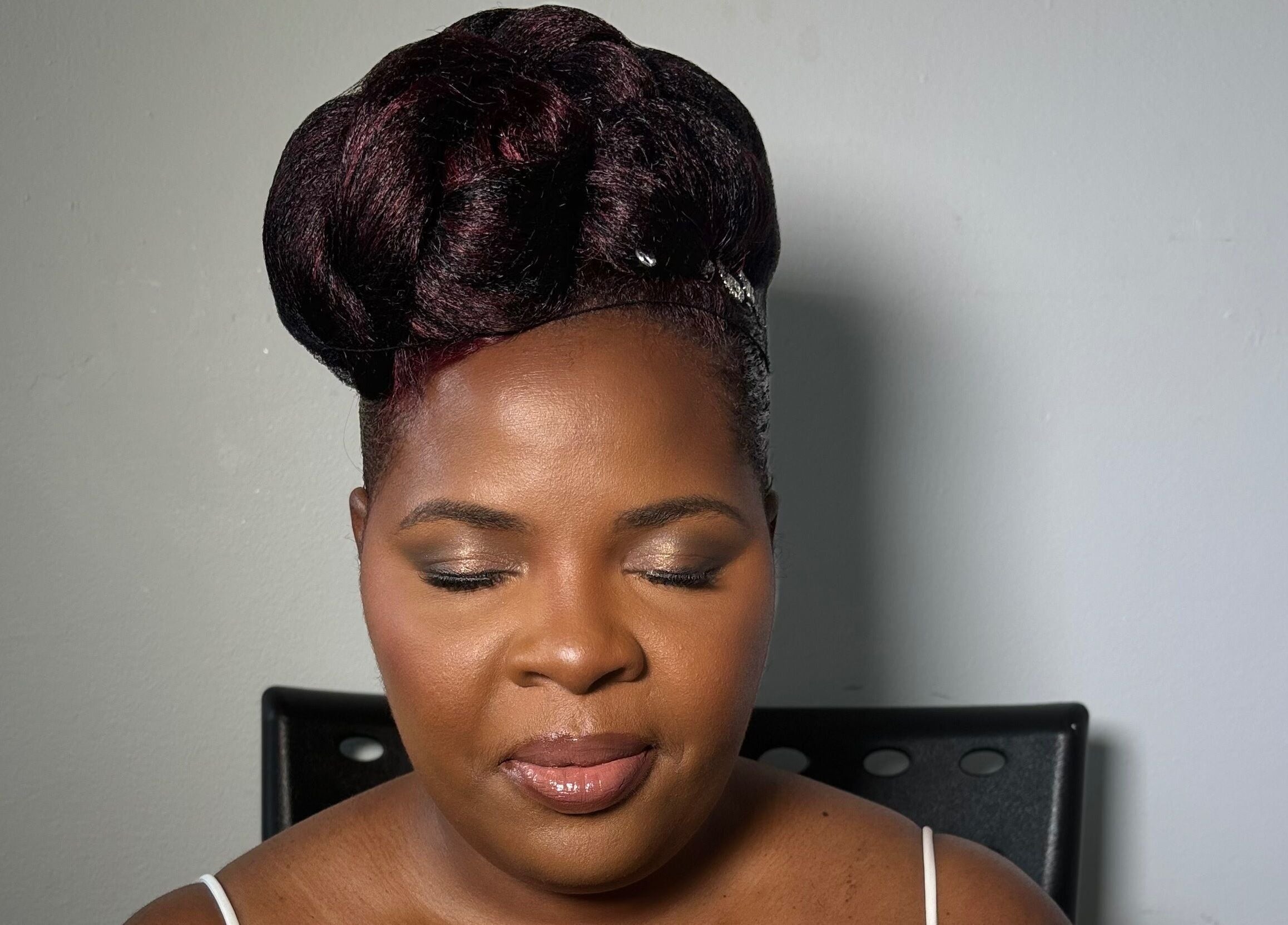 Coiffure élégante chez The Alexe Glow, Montréal, Québec, CA, mettant en valeur un style raffiné.