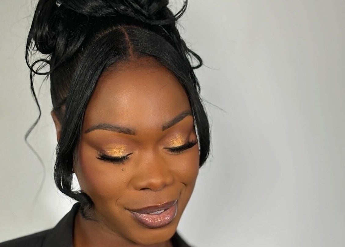 Femme avec maquillage doré élégant au salon The Alexe Glow à Montréal, Québec, CA.