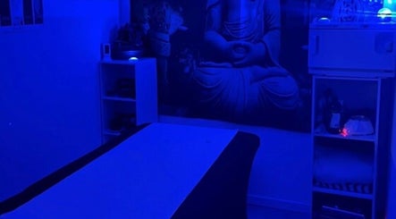 Salle de massage relaxante à l'Institut Bien Z’être, Piennes, Grand Est, FR, éclairage bleu apaisant.