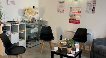 Espace d'accueil moderne à l'Institut Bien Z’être, Piennes, Grand Est, FR, avec chaises et produits beauté.