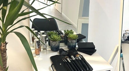 Coin maquillage élégant chez Institut Bien Z’être, Piennes, Grand Est, FR, avec plantes et produits beauté.