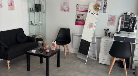Salon élégant de l'Institut Bien Z’être à Piennes, Grand Est, FR avec meubles modernes et miroir.