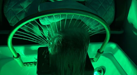 Soin spa unique à l'Institut Bien Z’être, Piennes, Grand Est, FR, avec atmosphère apaisante et éclairage vert.