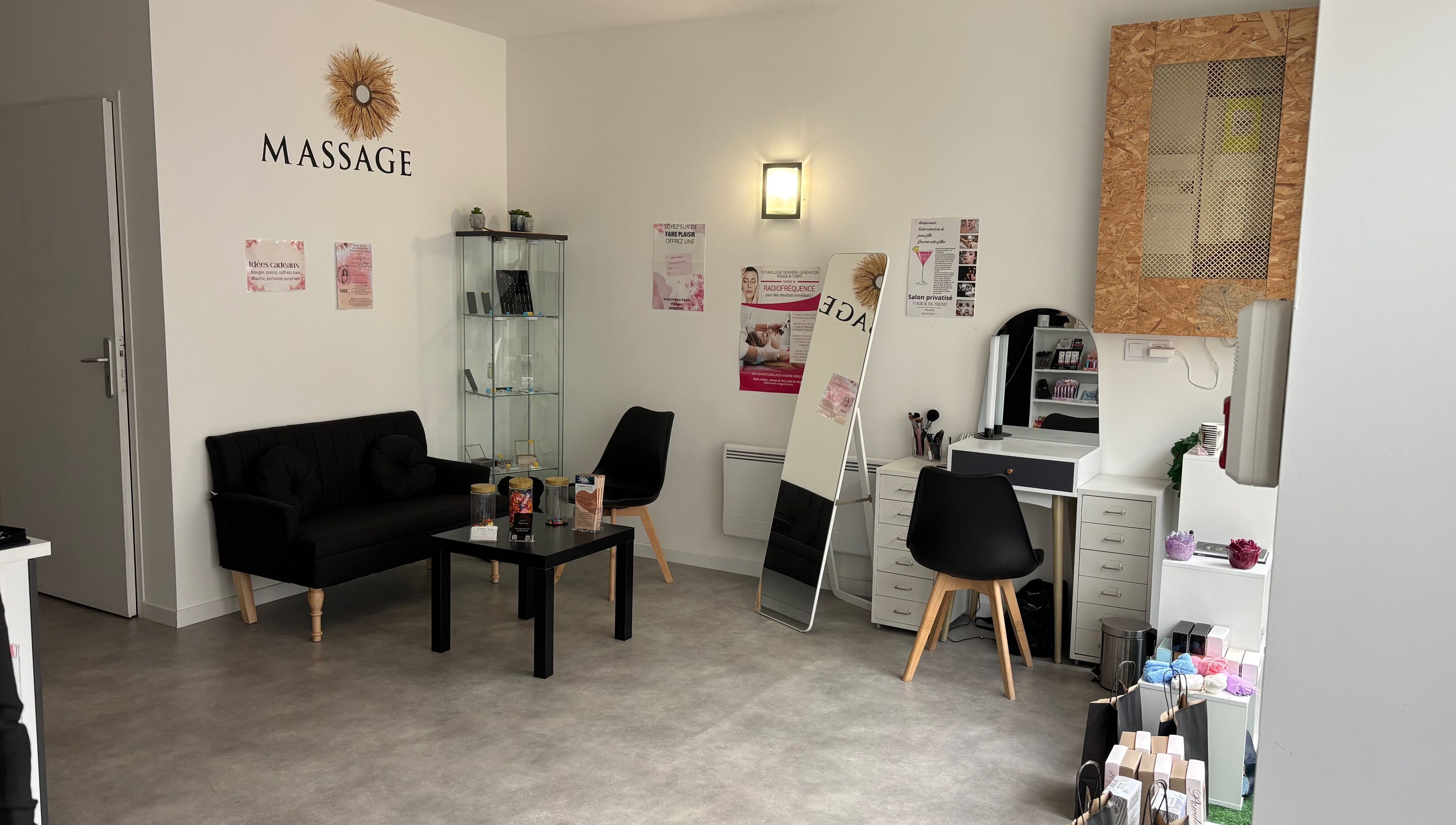 Espace détente et beauté à l'Institut Bien Z’être, Piennes, Grand Est, FR, avec décor moderne et mobilier confortable.