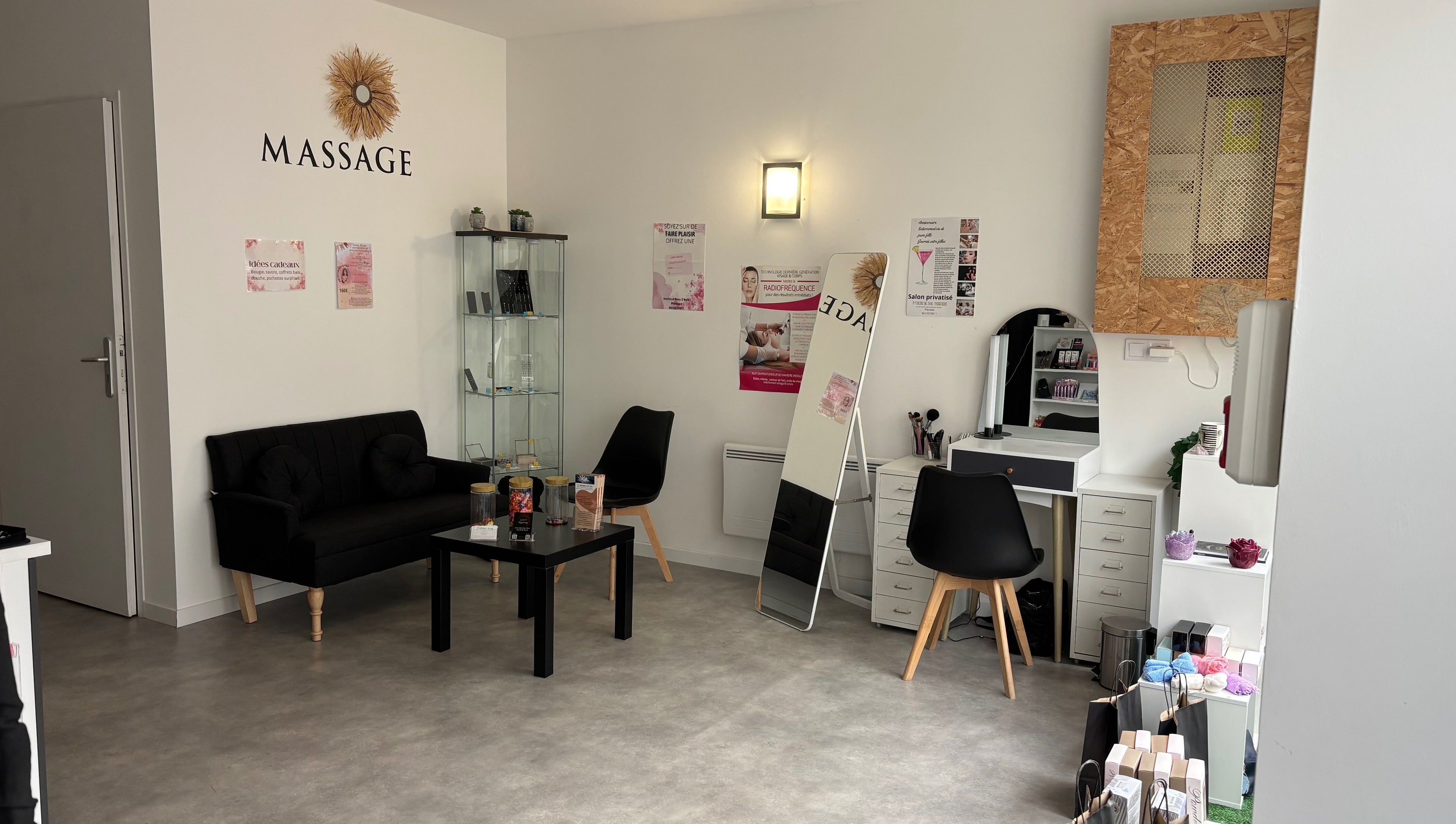 Espace détente et beauté à l'Institut Bien Z’être, Piennes, Grand Est, FR, avec décor moderne et mobilier confortable.