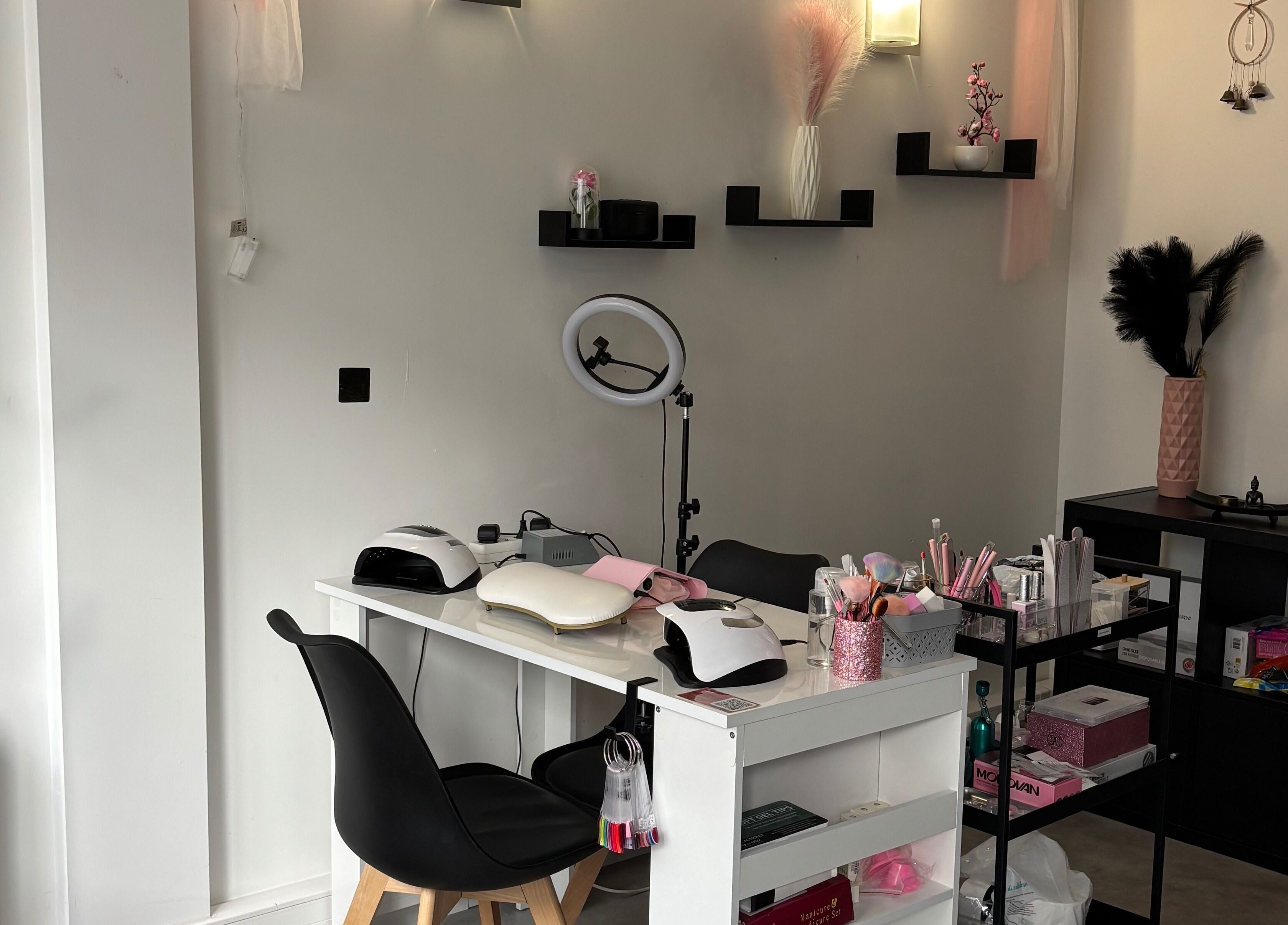 Espace de beauté moderne à Institut Bien Z’être, Piennes, Grand Est, FR avec décoration élégante.