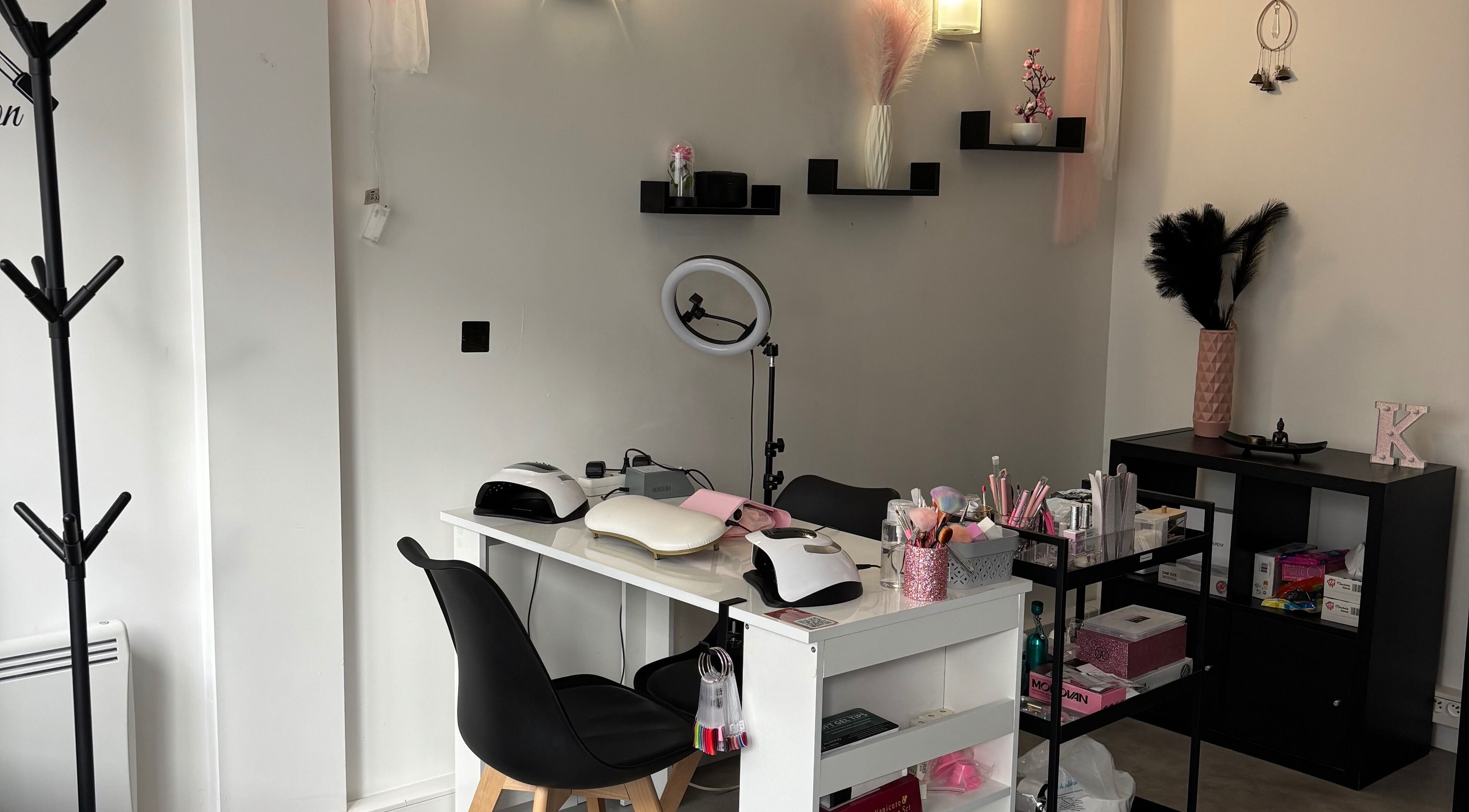 Espace de beauté moderne à Institut Bien Z’être, Piennes, Grand Est, FR avec décoration élégante.