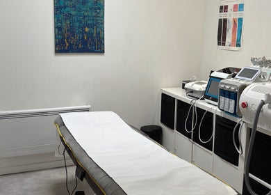 Salle de traitements à Institut Bien Z’être, Piennes, Grand Est, FR avec table et machines modernes.