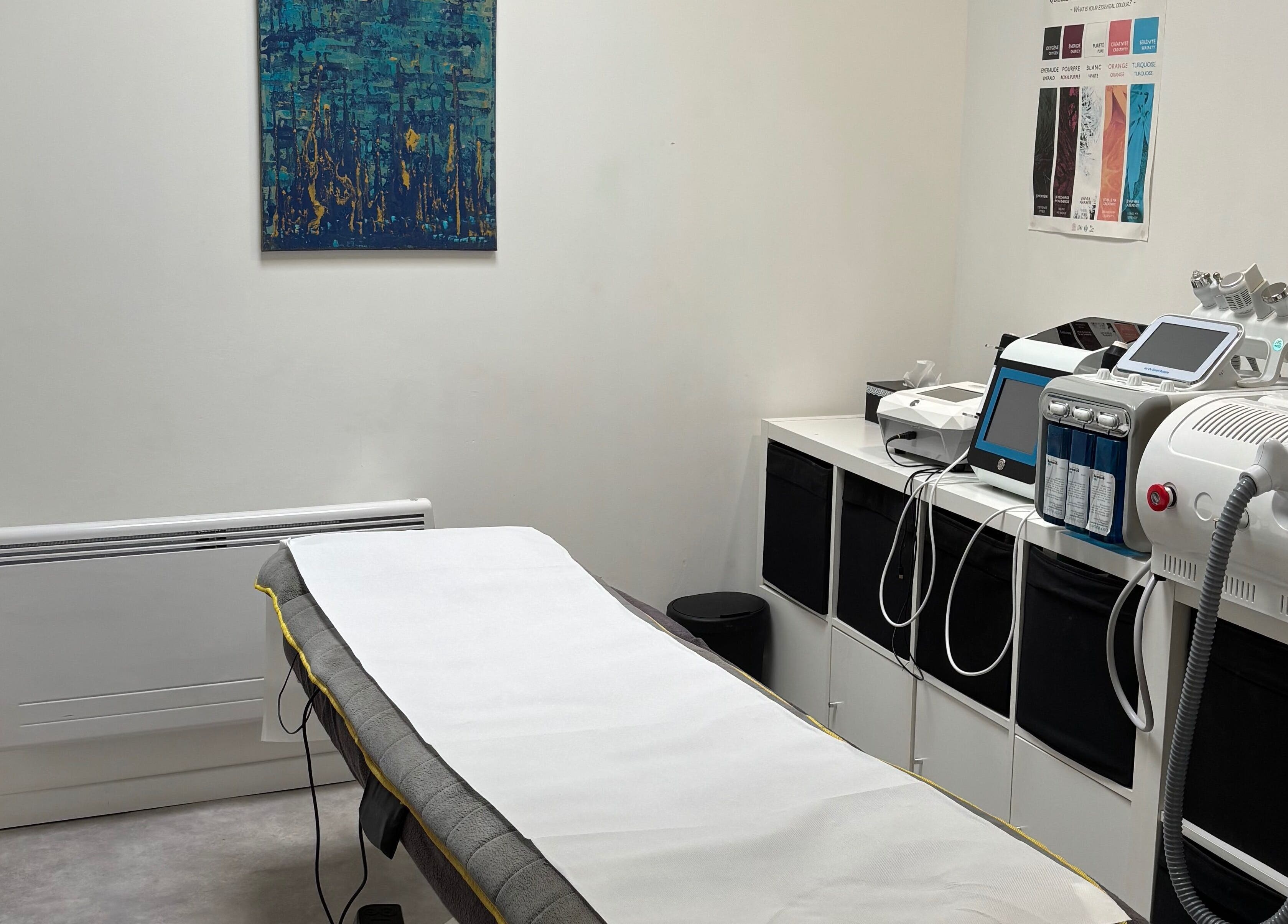 Salle de traitements à Institut Bien Z’être, Piennes, Grand Est, FR avec table et machines modernes.