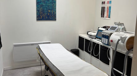 Salle de traitements à Institut Bien Z’être, Piennes, Grand Est, FR avec table et machines modernes.