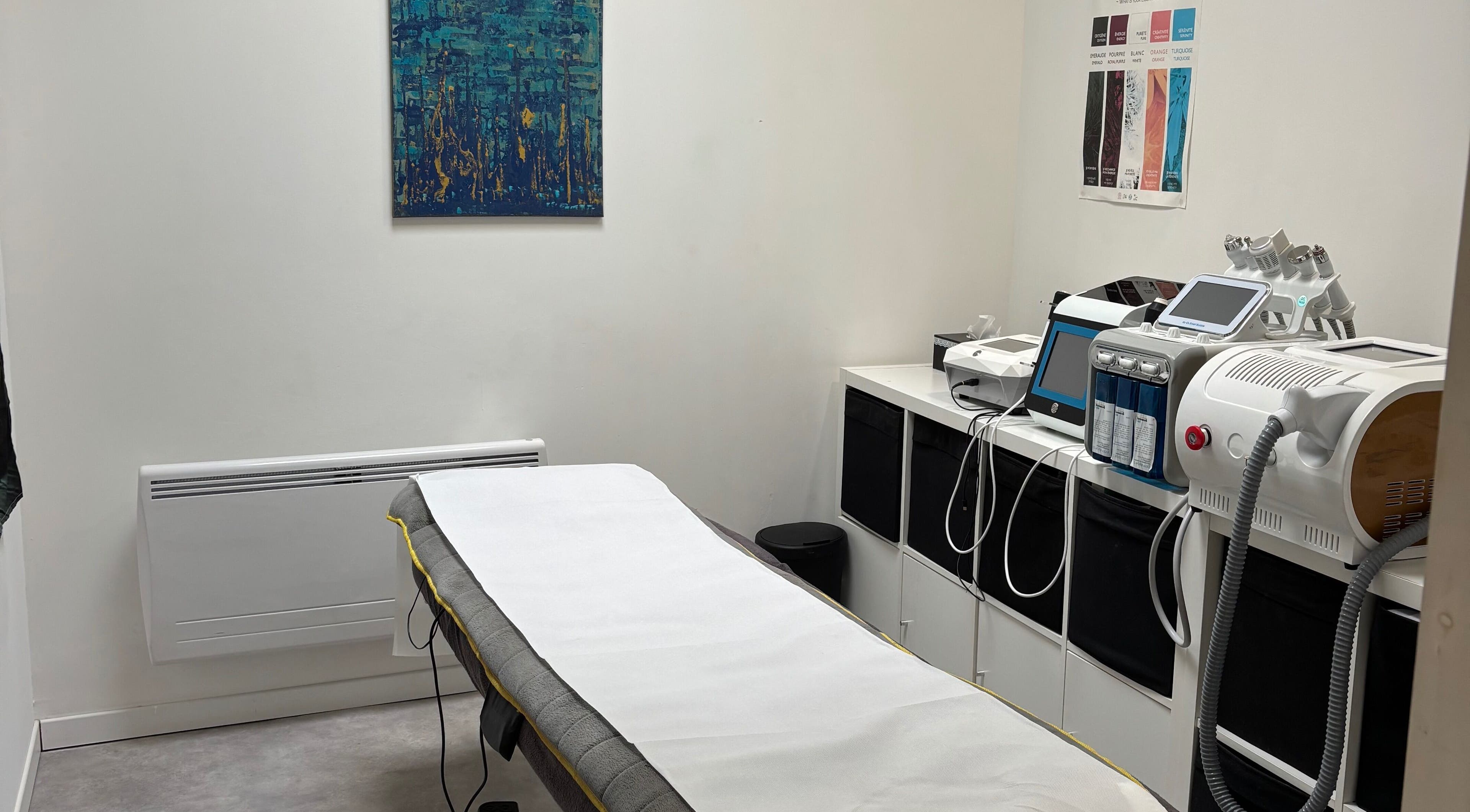Salle de traitements à Institut Bien Z’être, Piennes, Grand Est, FR avec table et machines modernes.