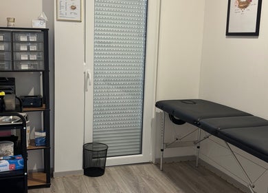 Salle de soins à Institut Bien Z’être, Piennes, Grand Est, FR avec une table de massage élégante.