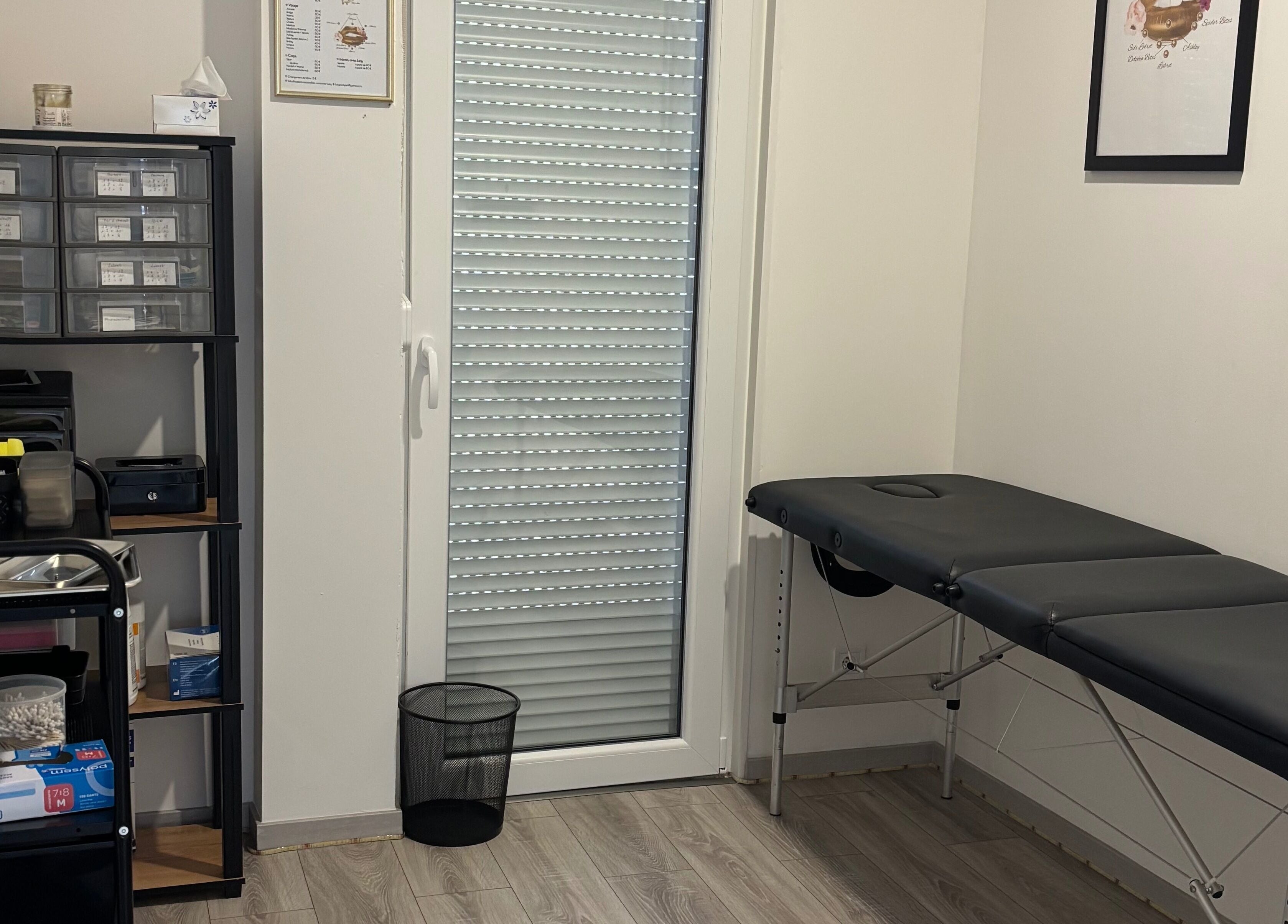 Salle de soins à Institut Bien Z’être, Piennes, Grand Est, FR avec une table de massage élégante.