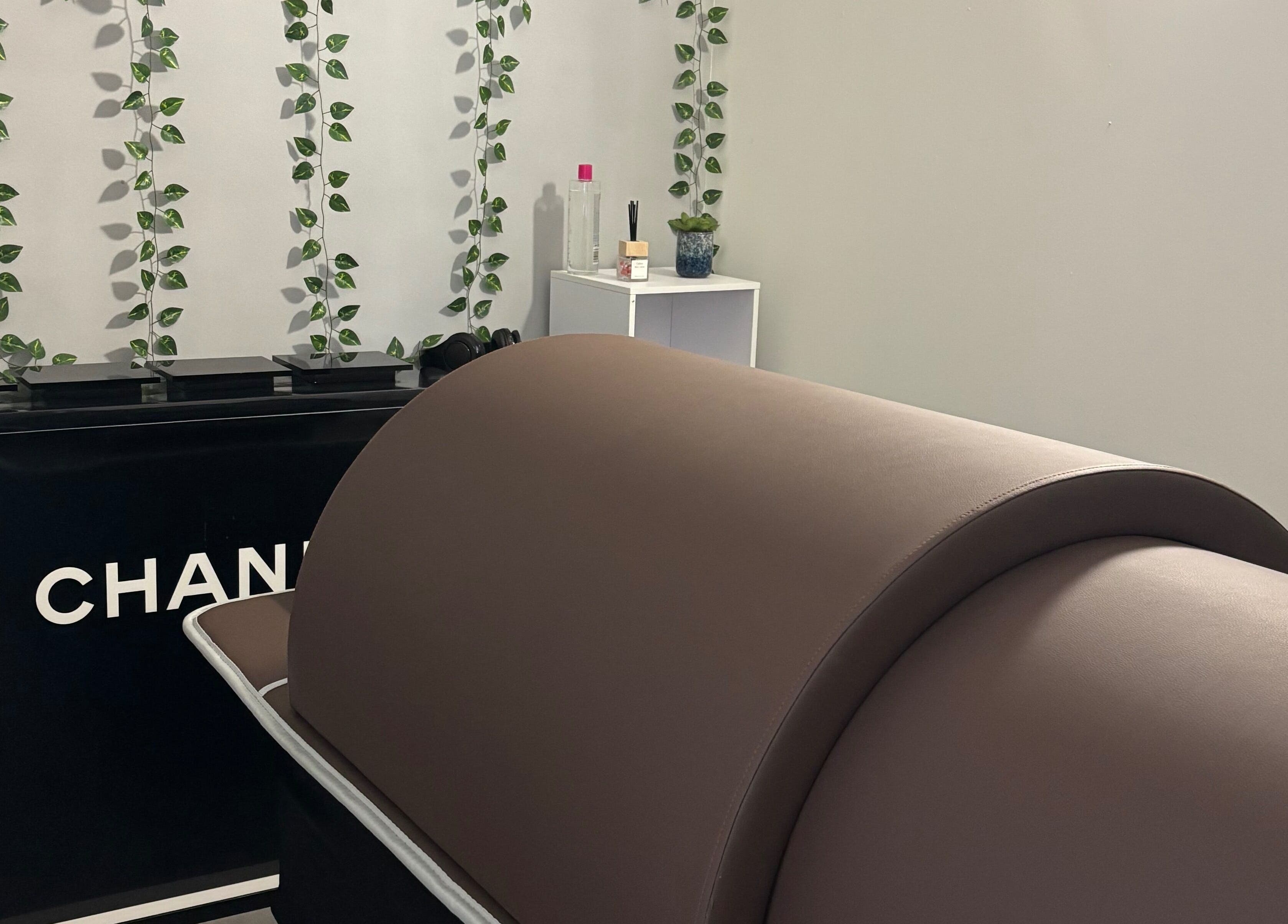 Table de massage et décor floral à l'Institut Bien Z’être, Piennes, Grand Est, FR.