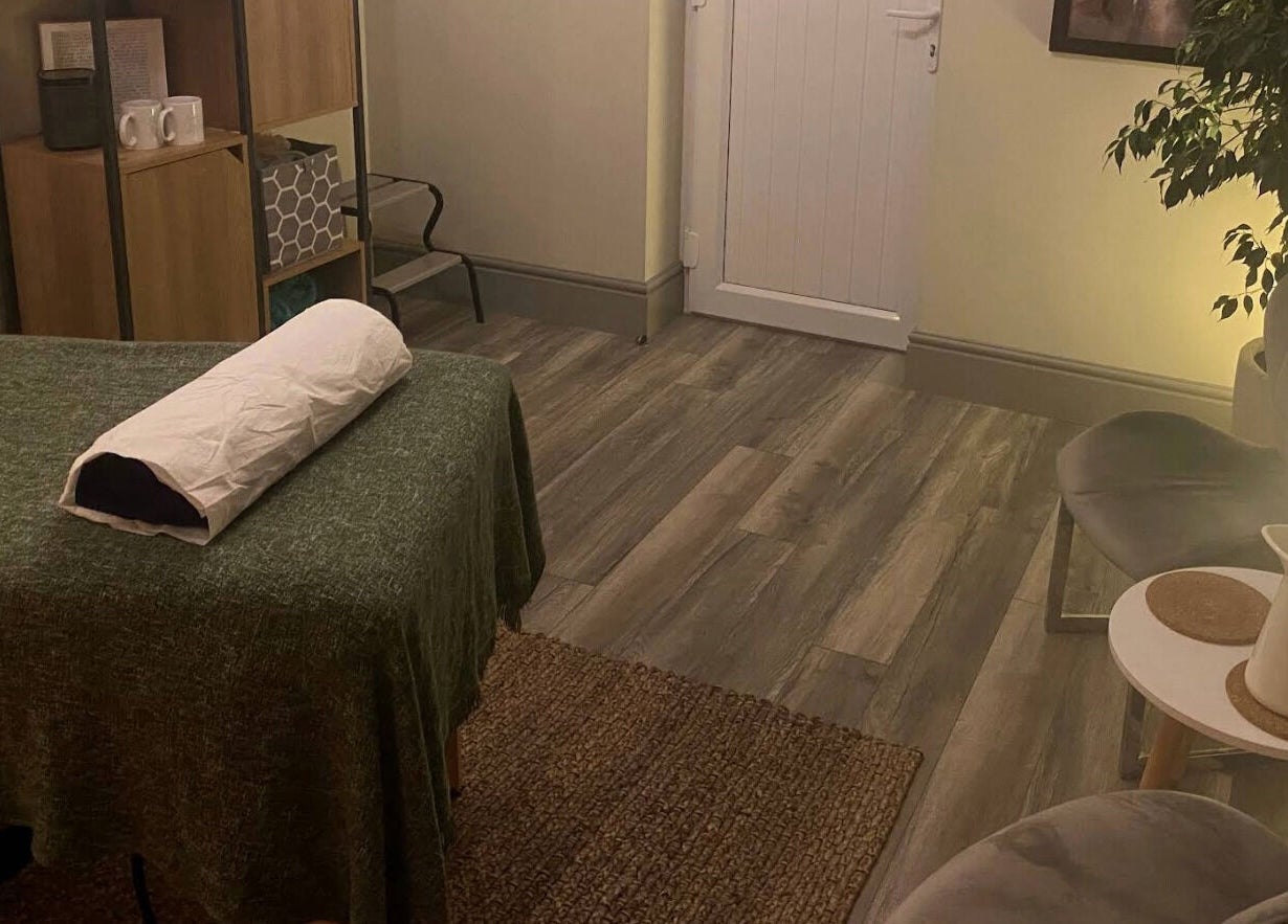 Calm therapy room at Albion Massage Therapy, Cambridge, England, GB with cozy lighting and modern decor.