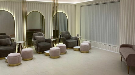 Gloss Up Beauty Lounge image 3
