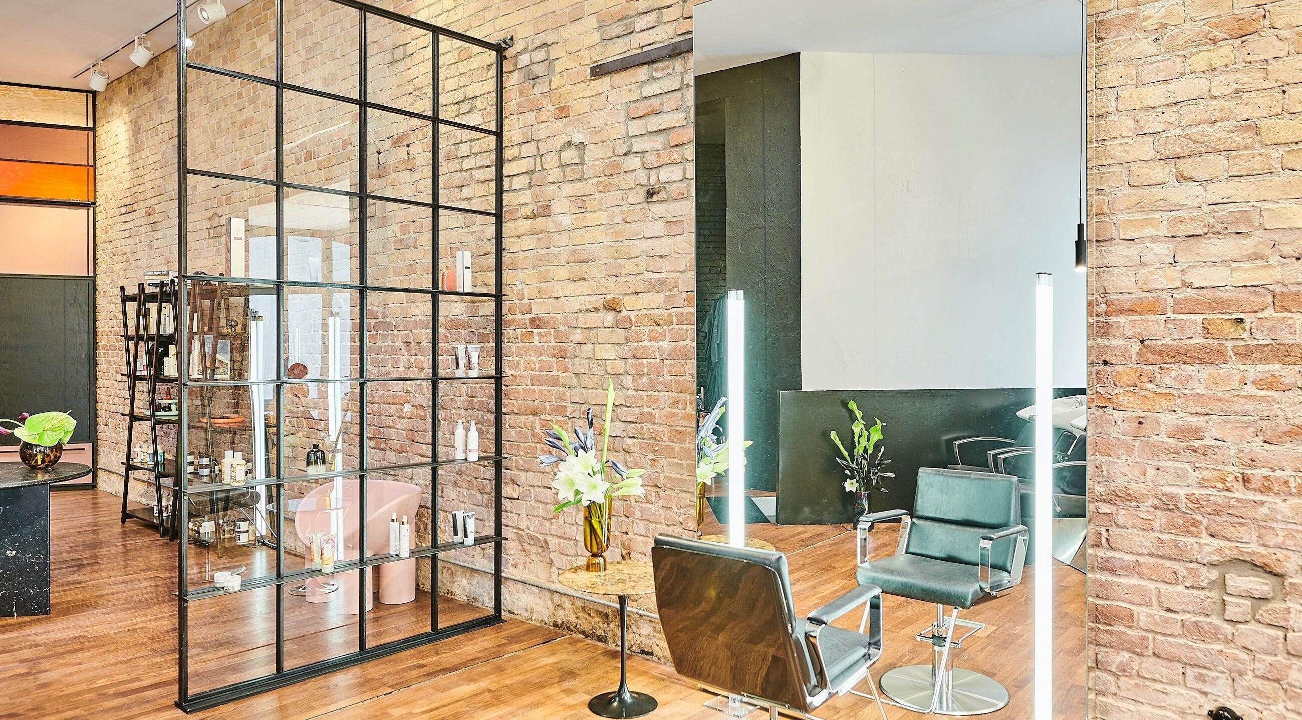 Interieur von The Session Hair Studio for Colorists & Stylists, Berlin, Berlin, DE mit modernen Elementen.