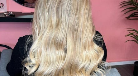 Blend Hair Extensions and Training Academy imagem 3