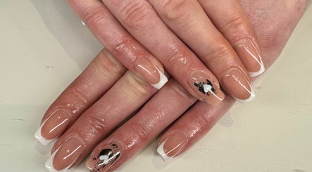 The AntiSocial Nail Tech, bilde 2