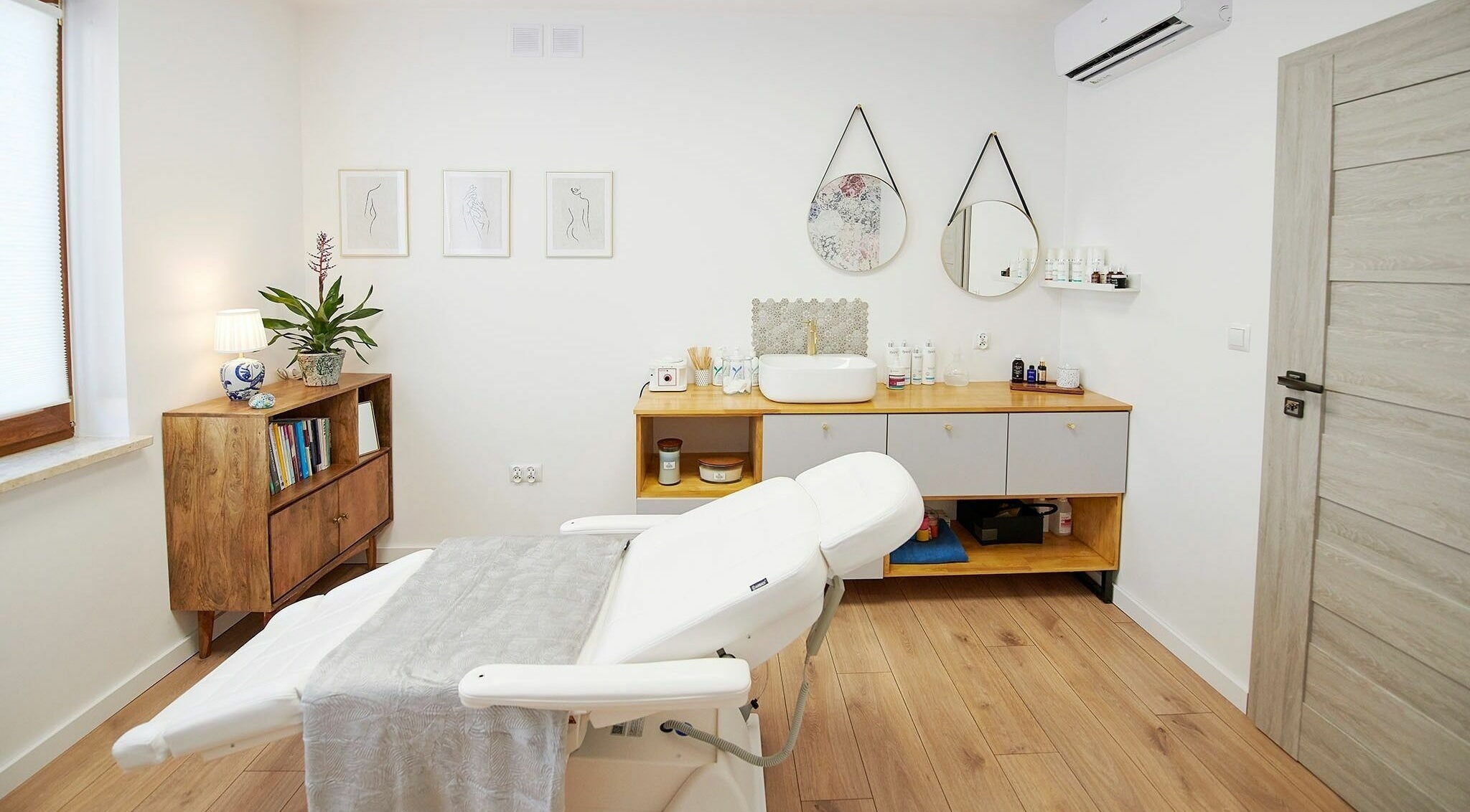 Elegancki pokój zabiegowy w Krem I Dotyk, Warszawa, Mazowieckie, PL, z nowoczesnym wyposażeniem.