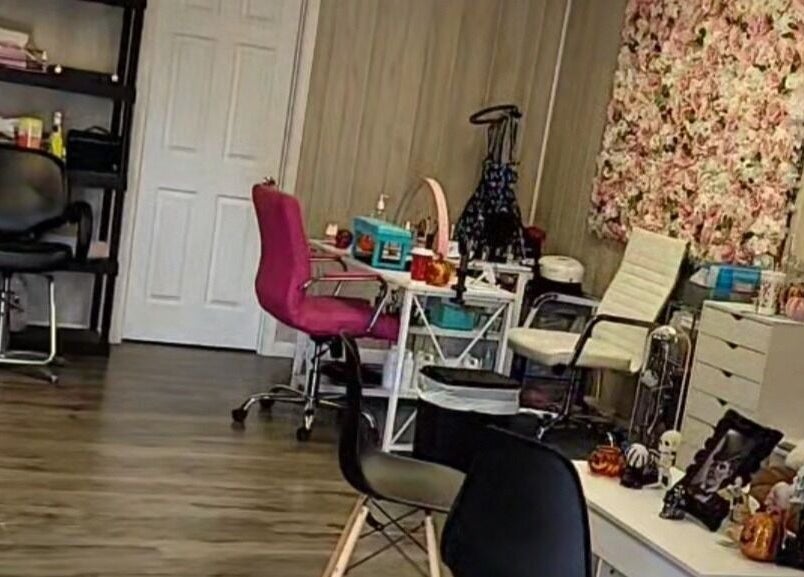 Elegant interior of Doll Houz Nail Suite in Conway, Arkansas with floral decor and comfy seating.