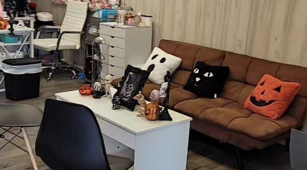 Doll Houz Nail suite's cozy lounge in Conway, Arkansas, US with Halloween-themed decor and seating.