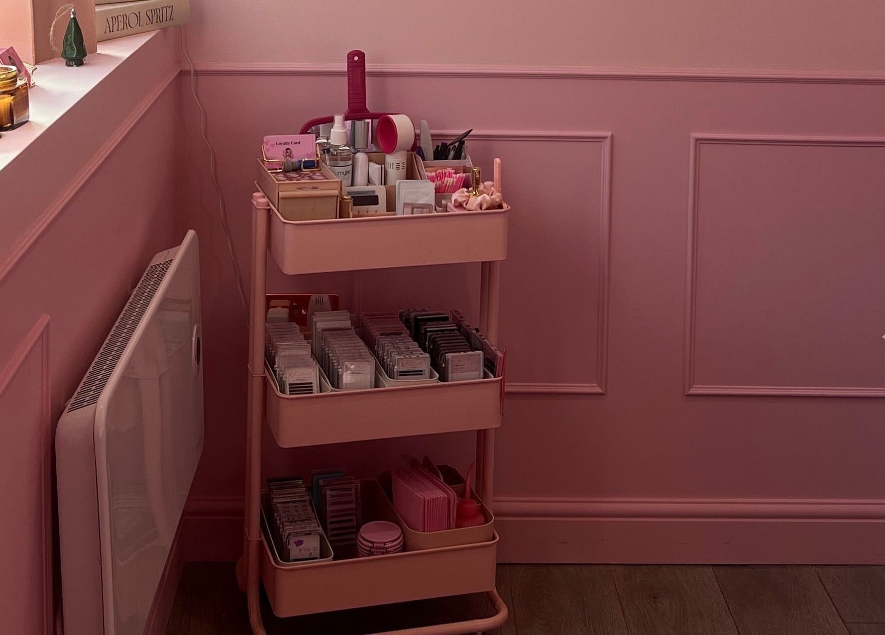 Lashes By Leesh Witney offers a chic pink beauty setup in Witney, England, GB with organized lash supplies.