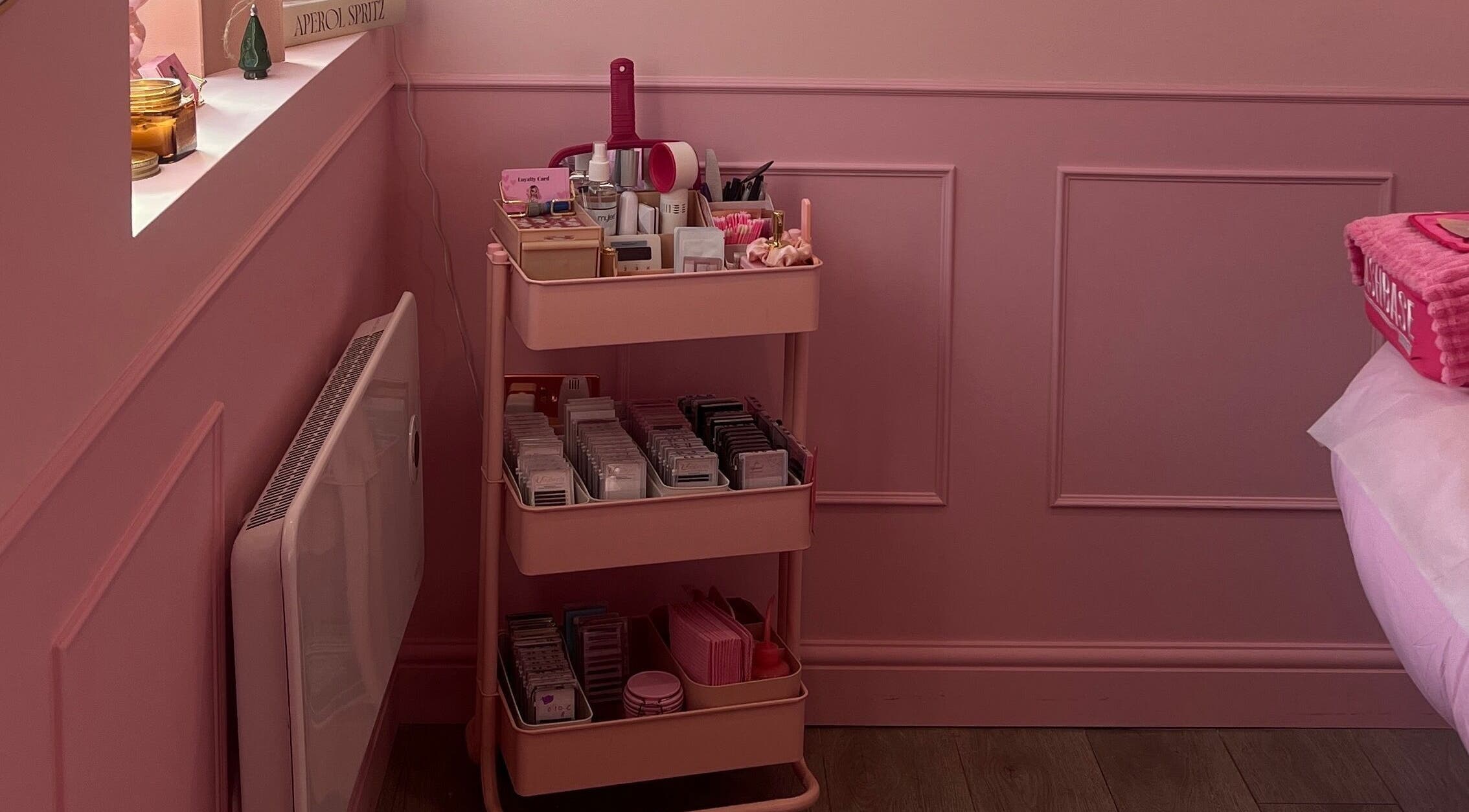 Lashes By Leesh Witney offers a chic pink beauty setup in Witney, England, GB with organized lash supplies.