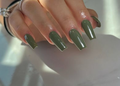 Uñas acrílicas verde elegante en Mala Mía Beauty Studio, Chihuahua, Chihuahua, MX.