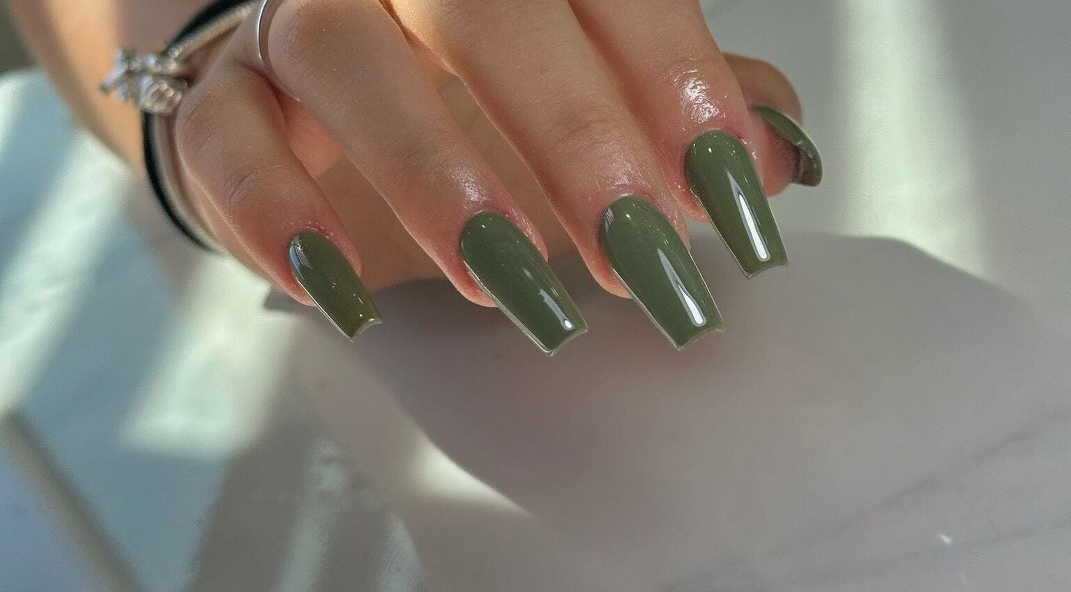 Uñas acrílicas verde elegante en Mala Mía Beauty Studio, Chihuahua, Chihuahua, MX.