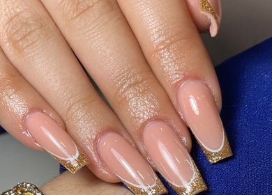 Uñas con manicura dorada en Mala Mía Beauty Studio, Chihuahua, Chihuahua, MX.