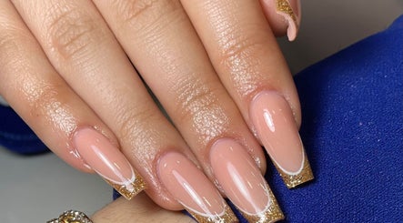Uñas con manicura dorada en Mala Mía Beauty Studio, Chihuahua, Chihuahua, MX.