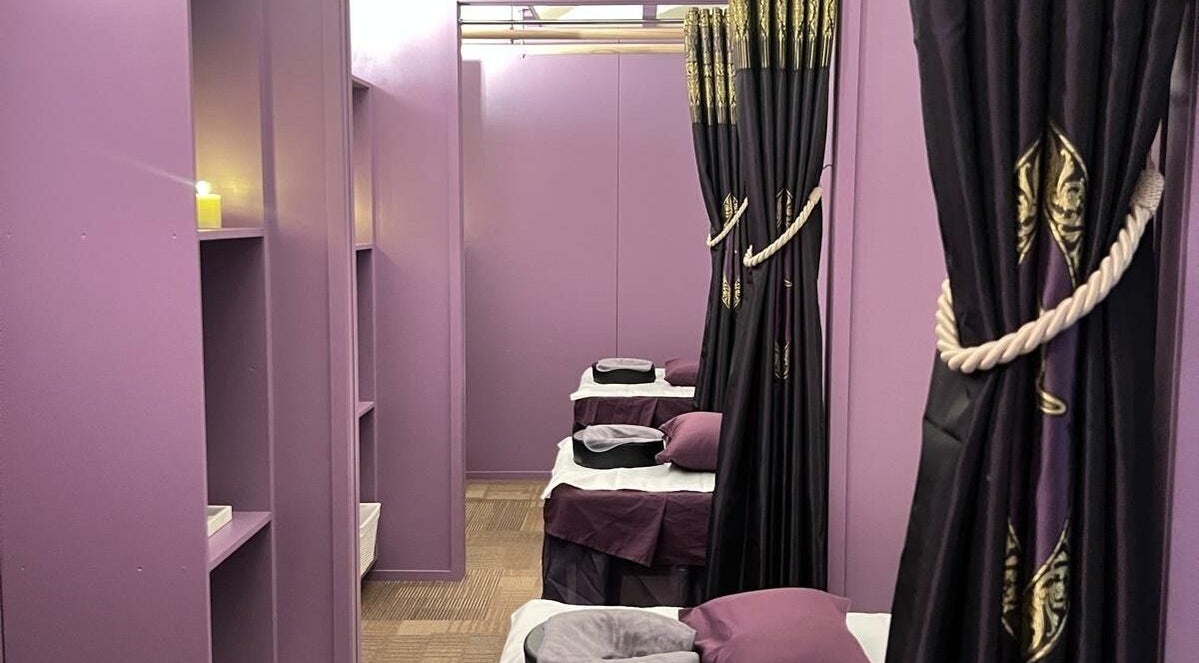 Relaxing purple massage room at Chantara Massage, Palmerston North, Manawatū-whanganui Region, NZ.