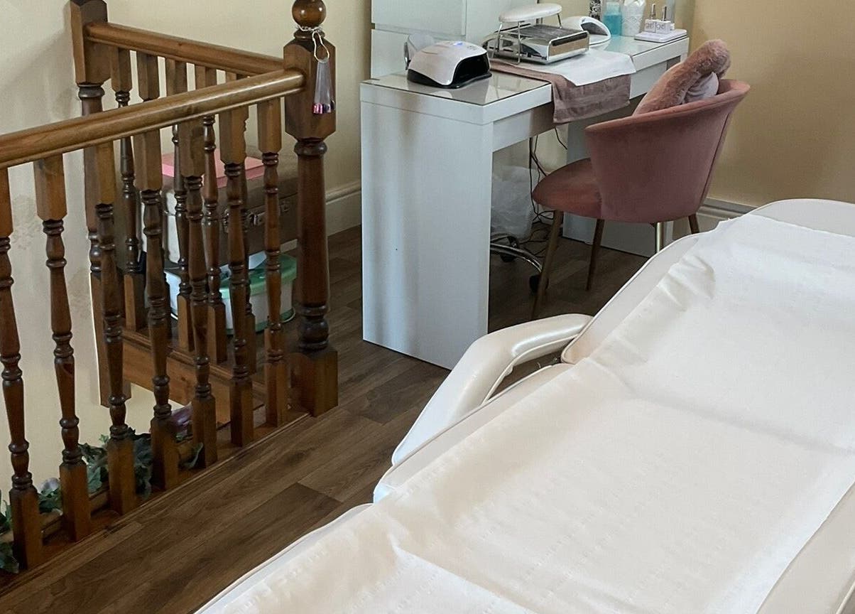 Cozy treatment room at La Bonne Vie, Cawood, England, GB with a relaxing chair and beauty setup.
