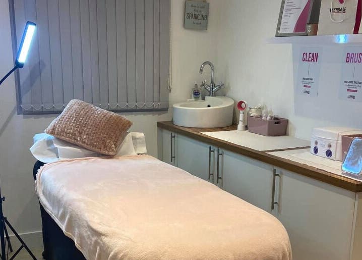Tranquil treatment room at Debeaut by Della, Havant, England, GB with wellness equipment and soft lighting.