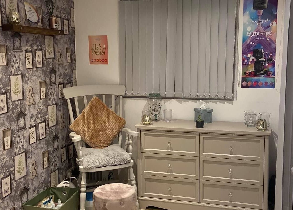 Relaxing treatment room at Debeaut by Della in Havant, England, GB, featuring a plush chair and stylish decor.