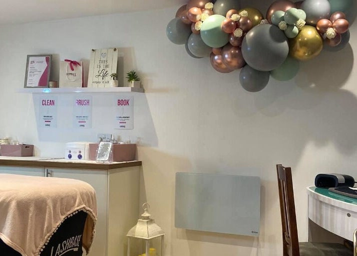 Elegant treatment room at Debeaut by Della, Havant, England, GB with vibrant balloon decor.