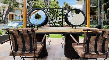 Εξωτερικός χώρος Makeover Creative Beauty Studio, Αγία Παρασκευή, GR με κομψές καρέκλες και καθρέφτες.