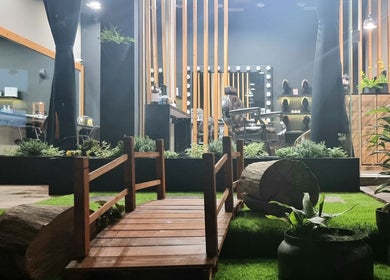 Εσωτερικό του Makeover Creative Beauty Studio στην Αγία Παρασκευή, GR με γέφυρα και καρέκλα κομμωτηρίου.