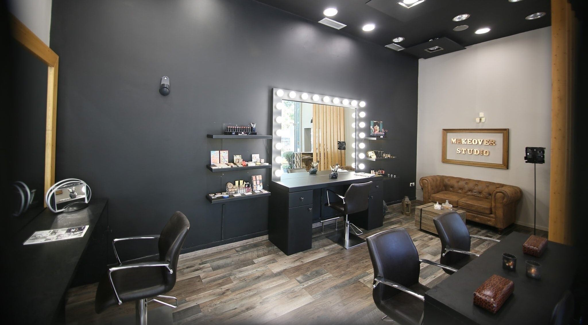 Εσωτερικό MAKEOVER CREATIVE BEAUTY STUDIO στην Αγία Παρασκευή, GR με καλαίσθητη διακόσμηση και φωτεινούς καθρέφτες.