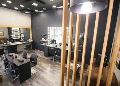 Εσωτερικό MAKEOVER CREATIVE BEAUTY STUDIO στην Αγία Παρασκευή, GR με μοντέρνα διακόσμηση και εξοπλισμό ομορφιάς.