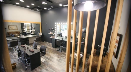 Εσωτερικό MAKEOVER CREATIVE BEAUTY STUDIO στην Αγία Παρασκευή, GR με μοντέρνα διακόσμηση και εξοπλισμό ομορφιάς.