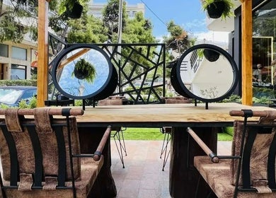 Εξωτερικός χώρος MAKEOVER CREATIVE BEAUTY STUDIO, Αγία Παρασκευή GR με καλλιτεχνικούς καθρέφτες.