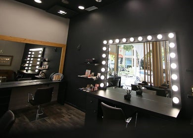 Εσωτερικό του MAKEOVER CREATIVE BEAUTY STUDIO στην Αγία Παρασκευή, GR με καθρέπτες και κομψό διάκοσμο.