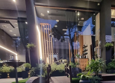 Εξωτερική θέα του MAKEOVER CREATIVE BEAUTY STUDIO στην Αγία Παρασκευή, GR με κομψό νυχτερινό φωτισμό.