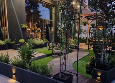 Εξωτερικό Makeover Creative Beauty Studio, Αγία Παρασκευή, GR με όμορφες φυτεύσεις.